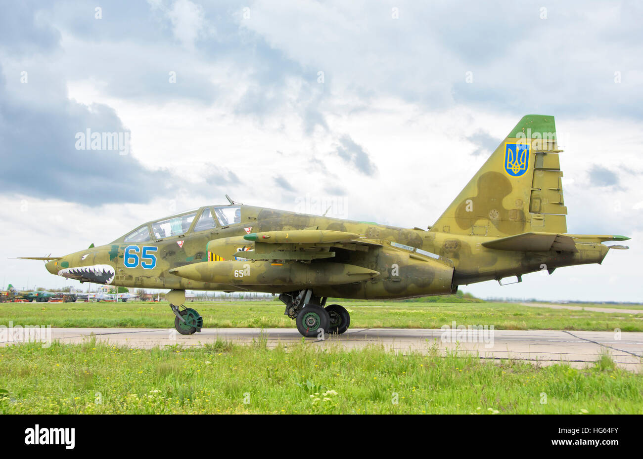 Ukrainian Air Force Su-25 in rullaggio a Mykolaiv Air Base. Foto Stock