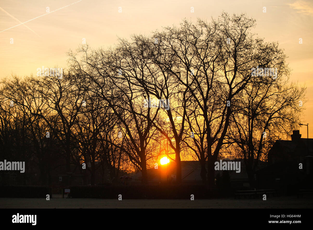 Londra si sveglia ad una coltre di ghiaccio e golden sunrise su un molto freddo lunedì mattina (05Dec16) dotato di: atmosfera dove: Londra, Regno Unito quando: 05 Dic 2016 Foto Stock