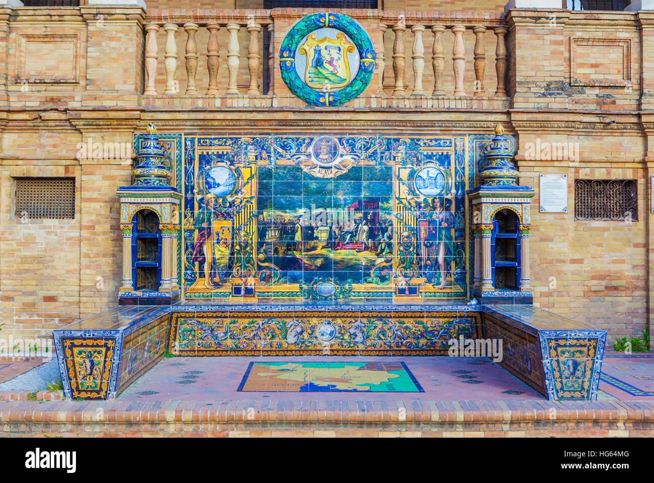 Le piastrelle smaltate del banco provincia spagnola di Alava in Plaza de Espana, Siviglia, Spagna Foto Stock