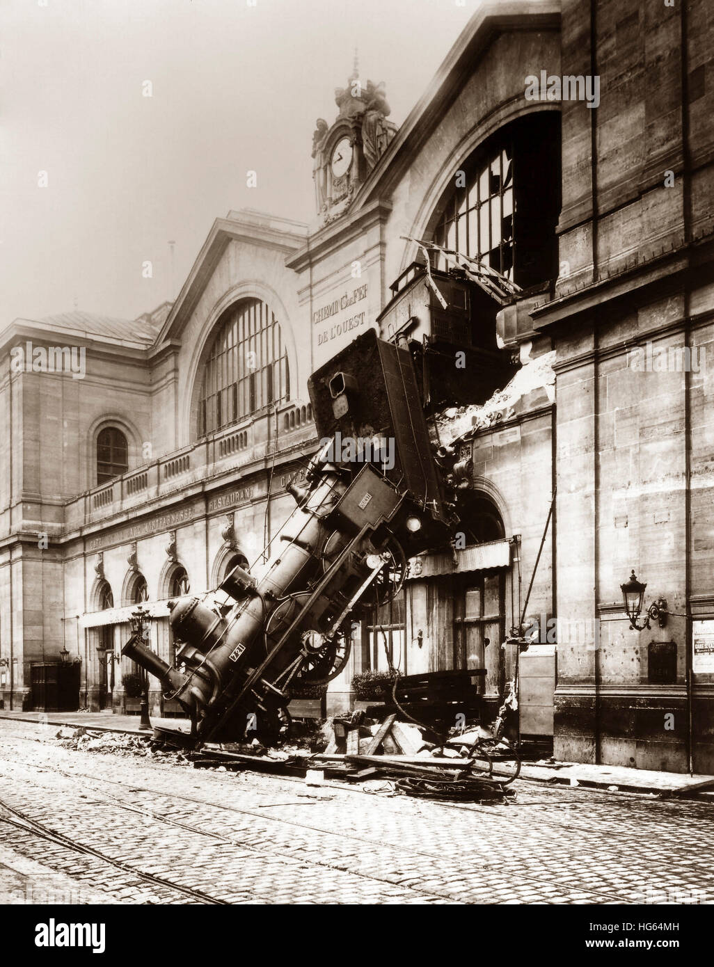 Un locomotore di deragliamento alla stazione di Montparnasse, Paris, Francia. Foto Stock