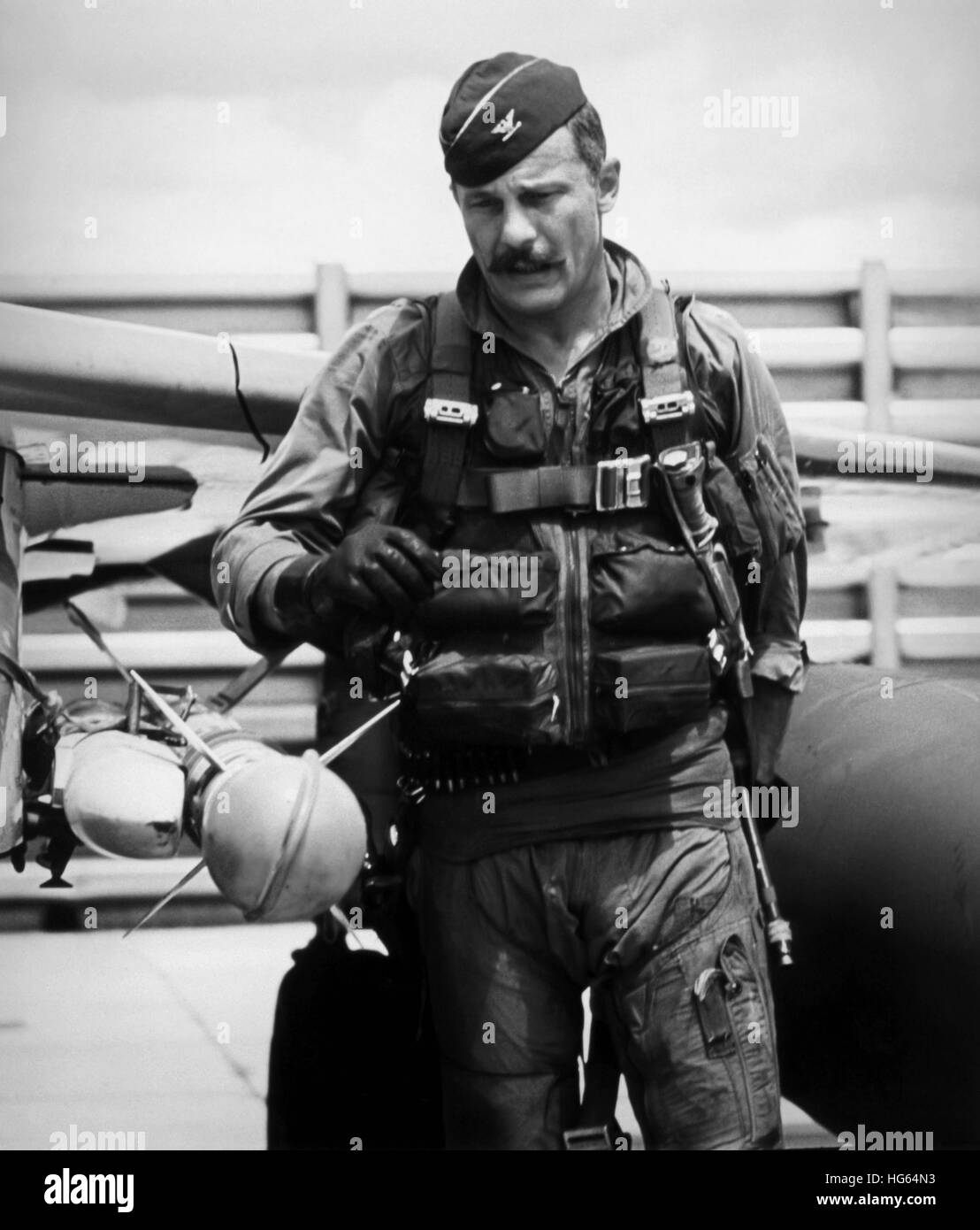 Il colonnello Robin Olds facendo un preflight di ispezione sulla sua F-4C Phantom, 1967. Foto Stock