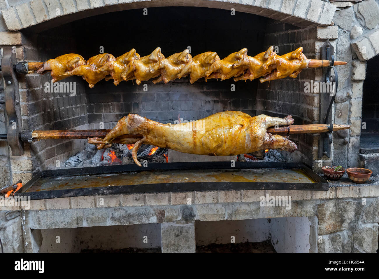 Pollo, agnello e maiale su barbique sull'asta Foto Stock