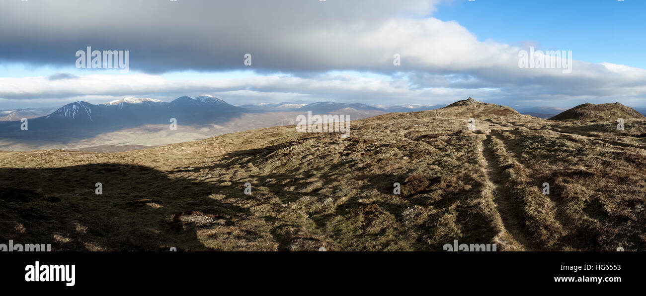 La vista dalla cima del Ben Vrackie nelle Highlands della Scozia guardando attraverso il Grampian Mountains Foto Stock