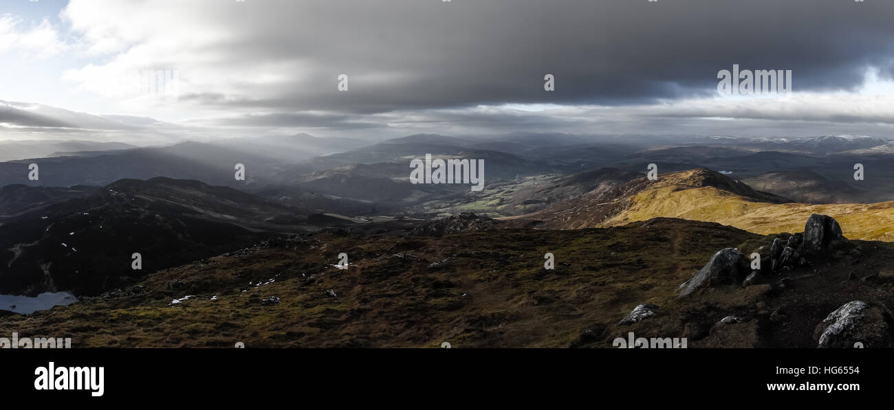 La vista dalla cima del Ben Vrackie nelle Highlands della Scozia guardando ad ovest attraverso il Grampian Mountains Foto Stock