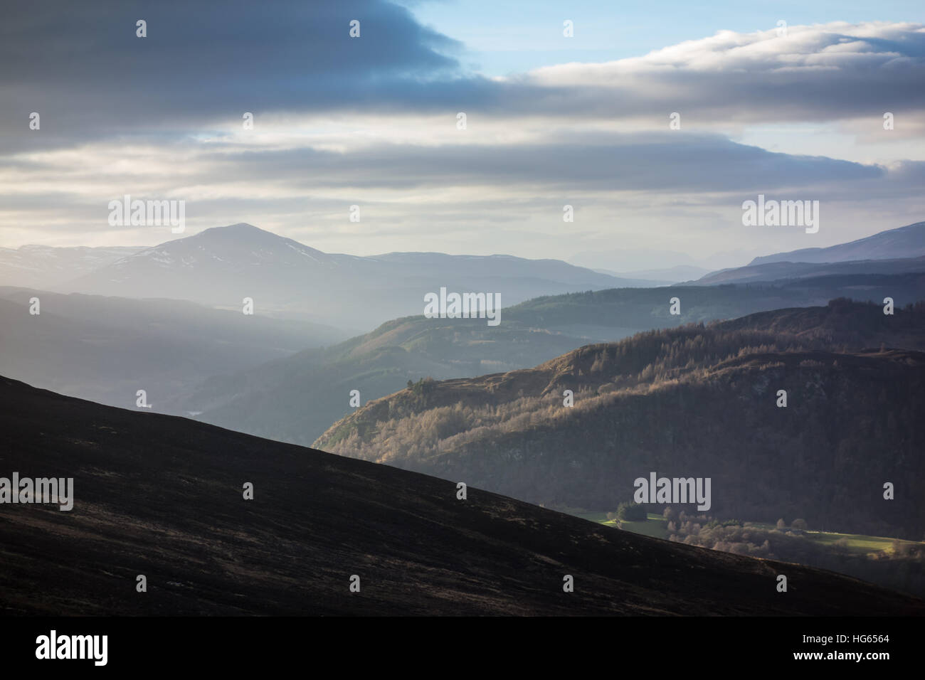 La vista dalla cima del Ben Vrackie nelle Highlands della Scozia guardando attraverso il Grampian Mountains Foto Stock