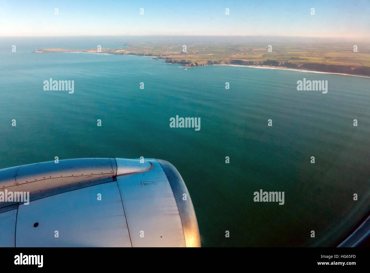 Una vista dalla finestra come un piano entra in terra a Newquay in Cornovaglia Foto Stock