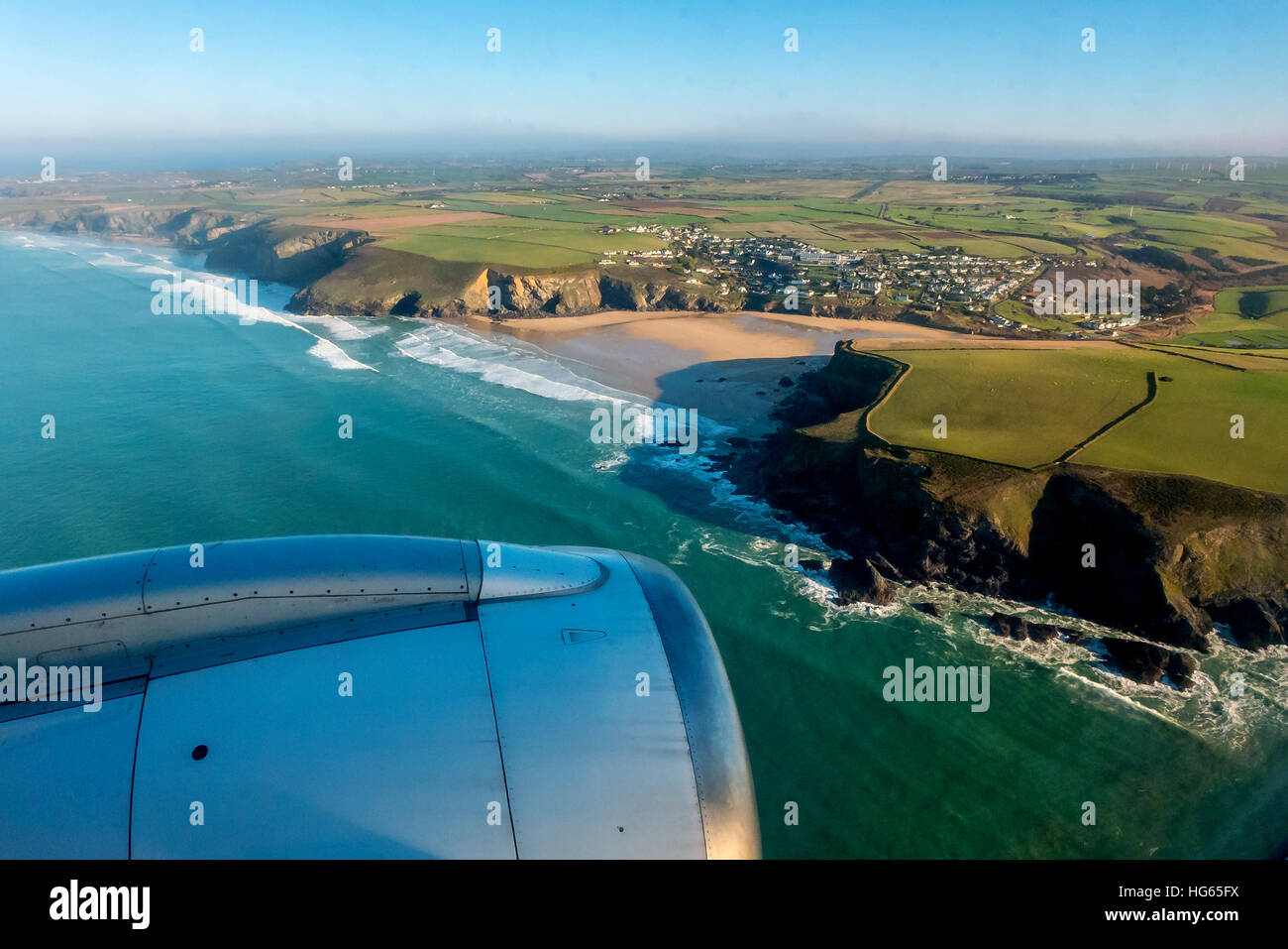 Una vista dalla finestra come un piano entra in terra a Newquay in Cornovaglia Foto Stock