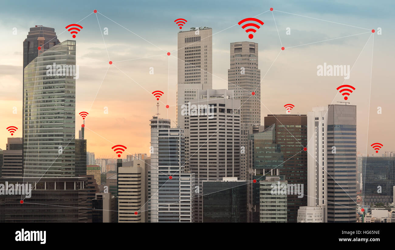 Concetto di IOT e smart city illustrata mediante il collegamento in rete wireless e l'icona Wifi. Foto Stock