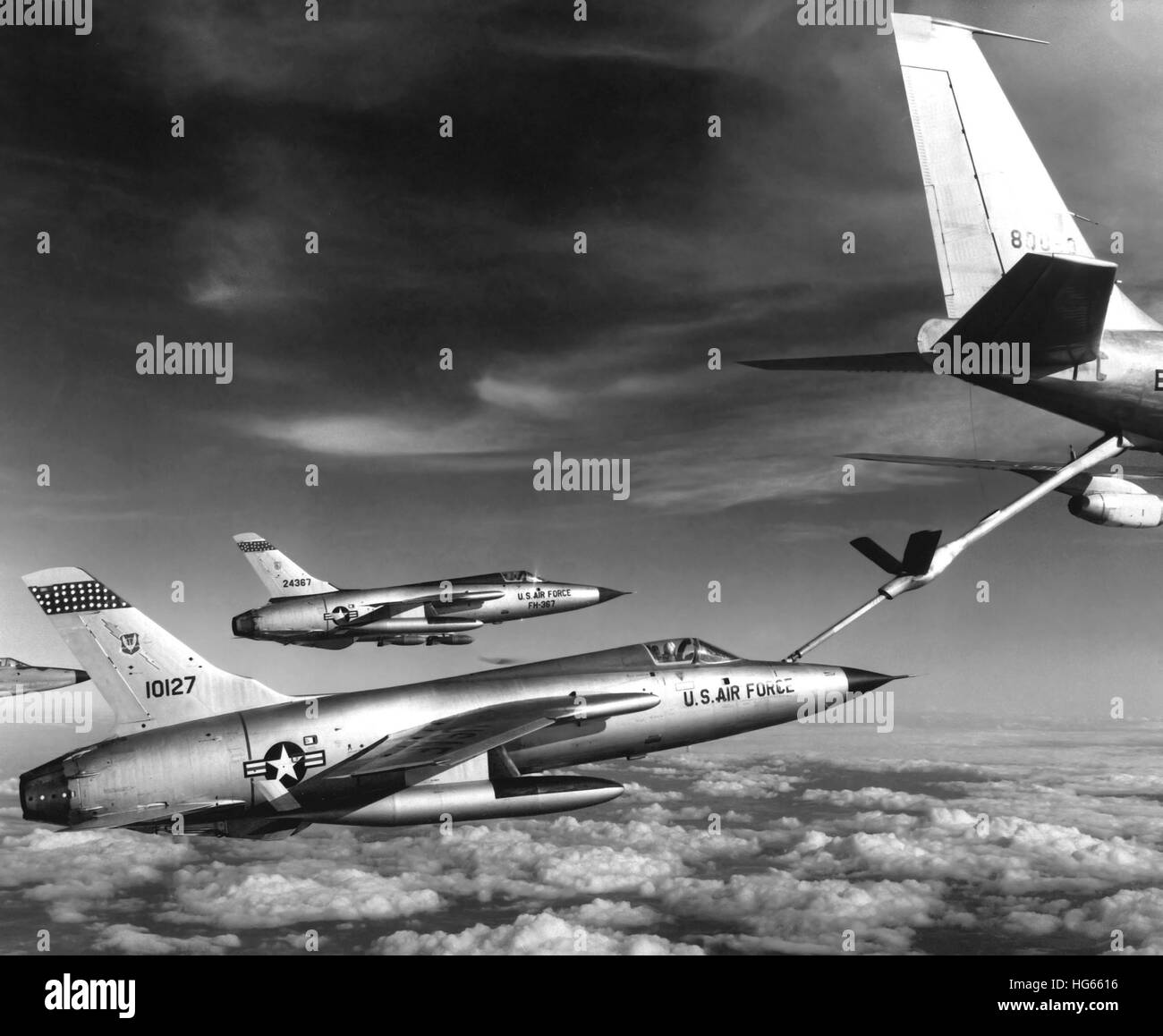 F-105 Thunderchief piani tirare fino a una KC-135 Stratotanker il rifornimento aereo, 1966. Foto Stock