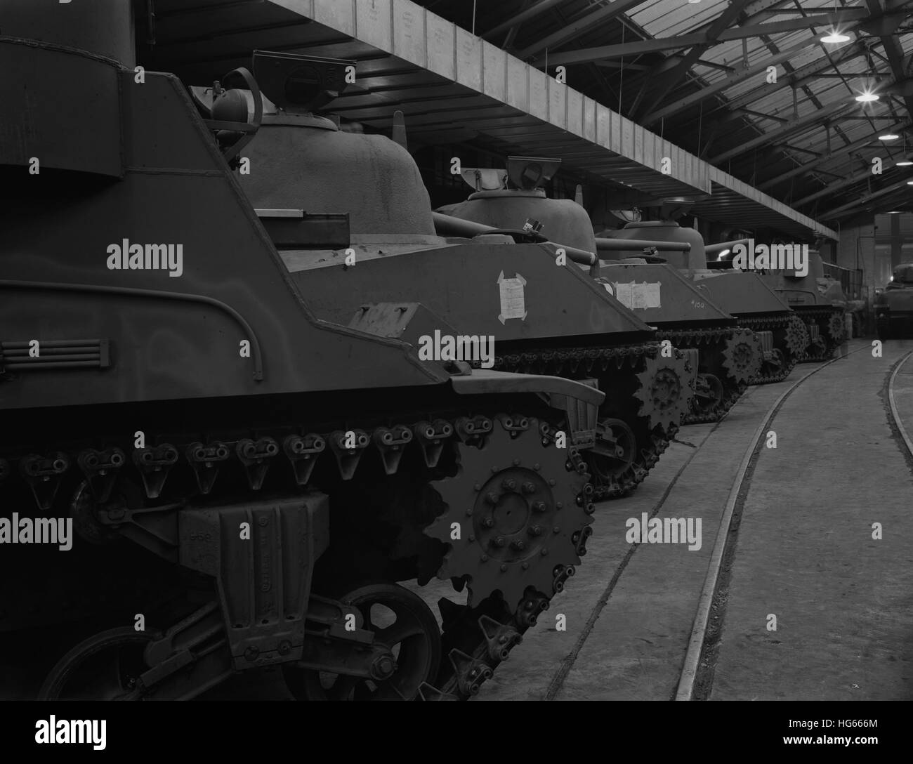 M4 serbatoi e M7 mobile obice carrelli roll off le linee di produzione, 1943. Foto Stock