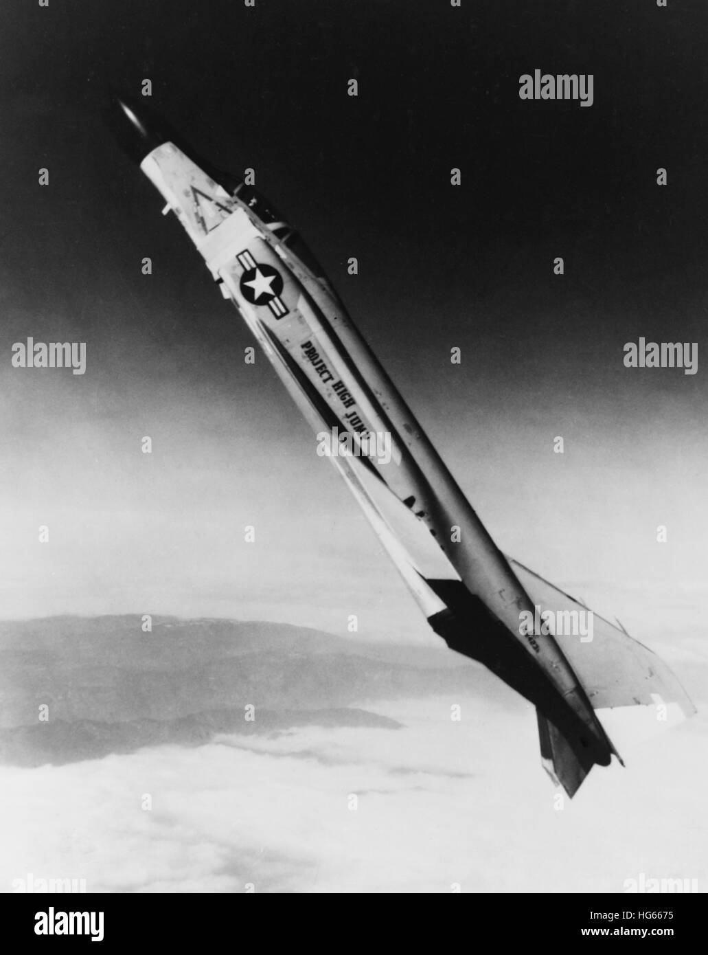 Un F4H-1 Phantom II aeromobili durante l'operazione salto in alto, 1962 circa. Foto Stock