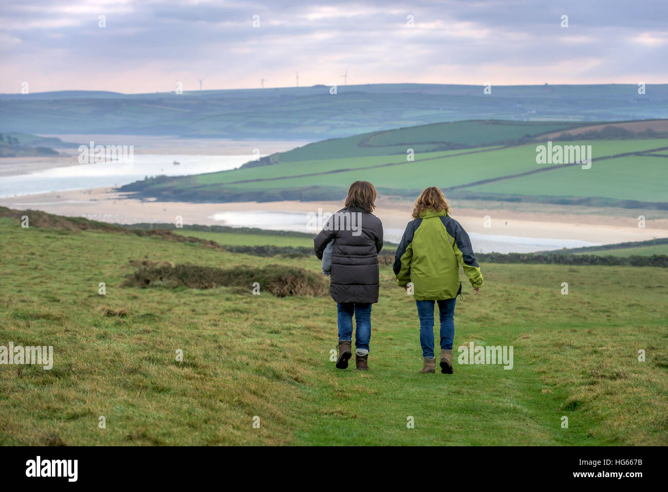 Due donne a piedi al si restringe vicino a Padstow in Cornovaglia Foto Stock