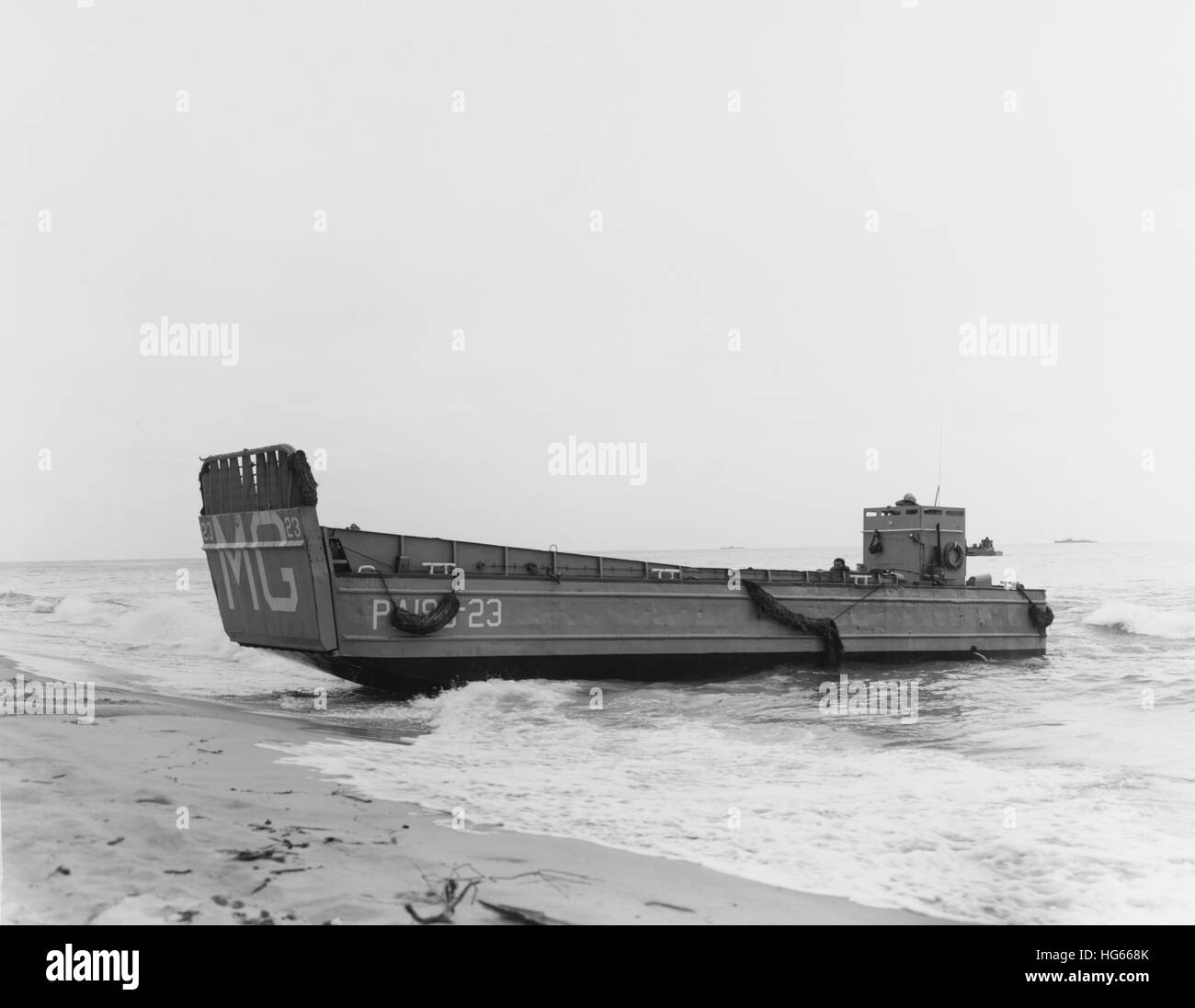 Una landing craft spiagge alle truppe di scarico durante il funzionamento un pony express, 1961. Foto Stock