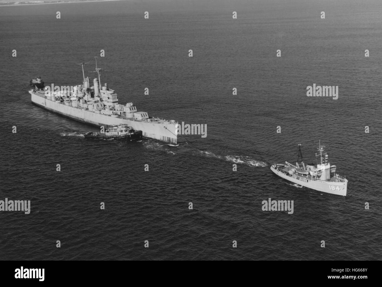 Ex-USS Vincennes è trainato fuori della Baia di San Diego, California, da USS Kalmia, 1969. Foto Stock