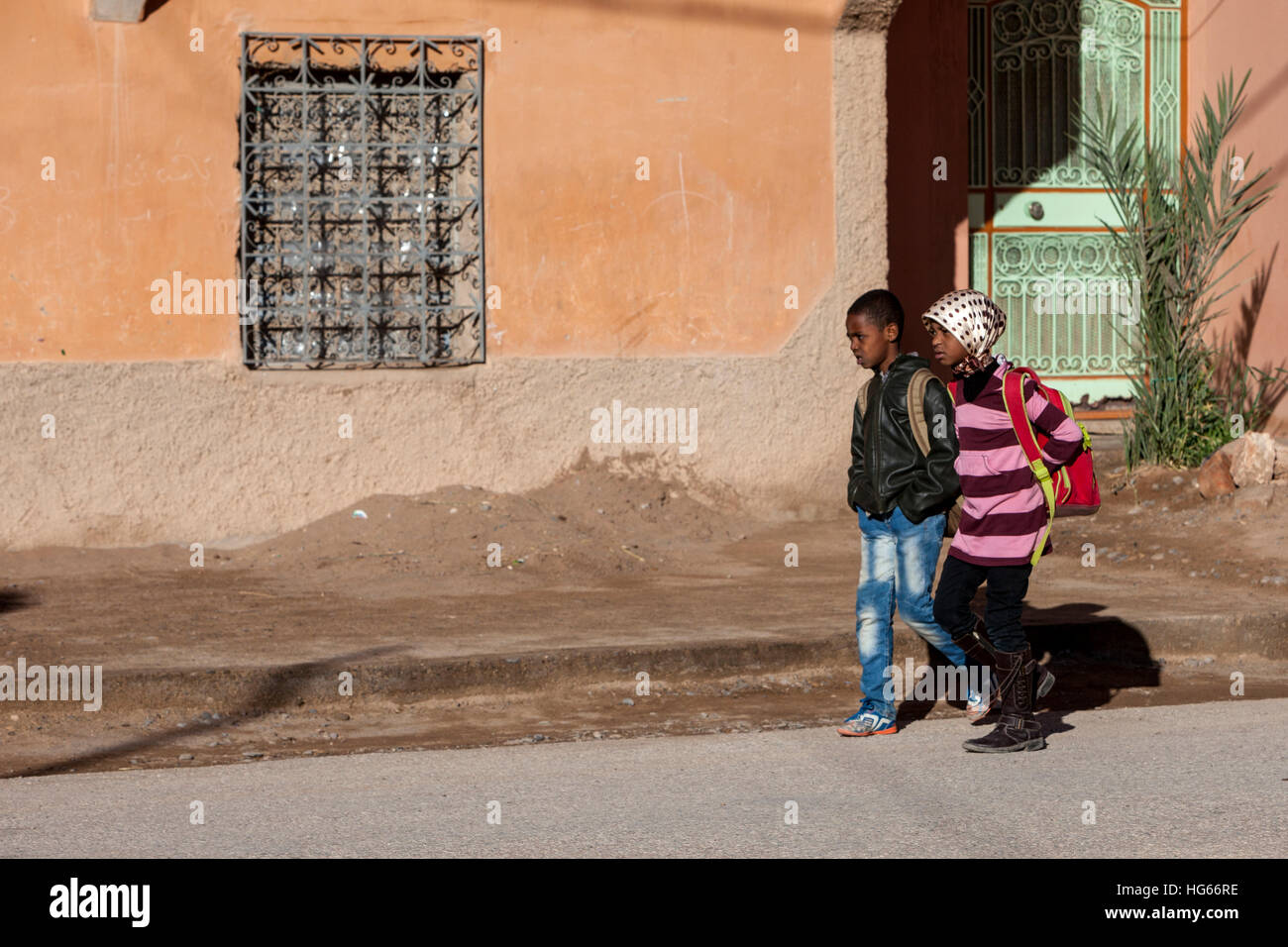 Elkhorbat, Marocco. Gli studenti di etnia africana voce a scuola. Foto Stock