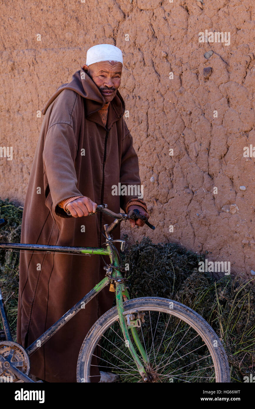 Elkhorbat, Marocco. Di mezza età Berber l uomo con la sua bicicletta. Foto Stock