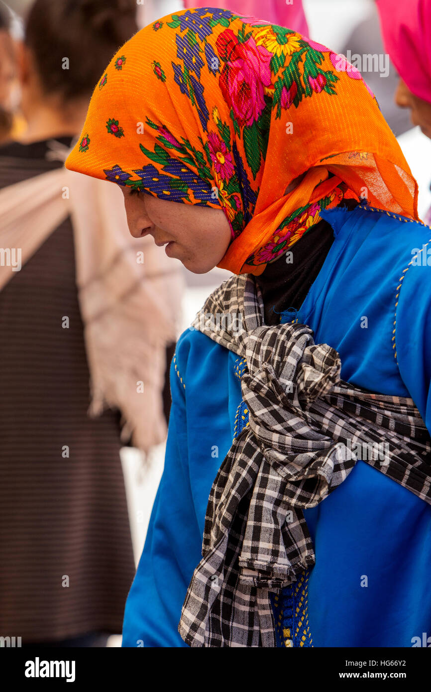 Elkhorbat, Marocco. Giovane berbero donna nel mercato. Foto Stock