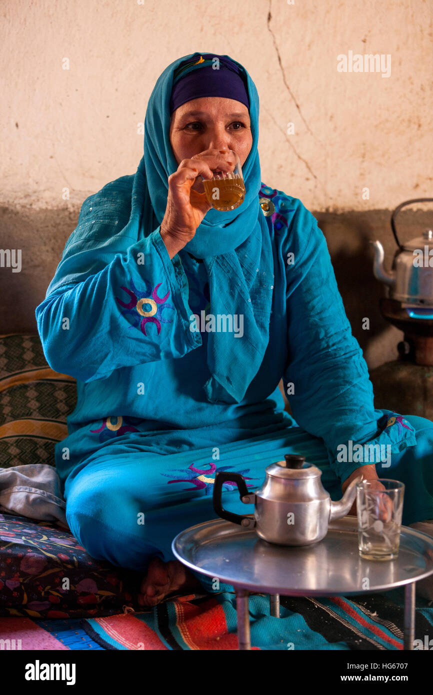 Ksar Elkhorbat, Marocco. Di mezza età Amazigh donna berbera bere il tè nel suo salotto. Foto Stock