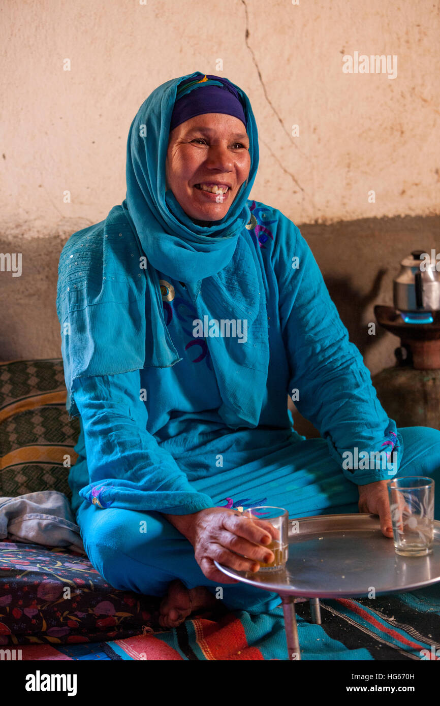 Ksar Elkhorbat, Marocco. Di mezza età Amazigh donna berbera bere il tè nel suo salotto. Foto Stock