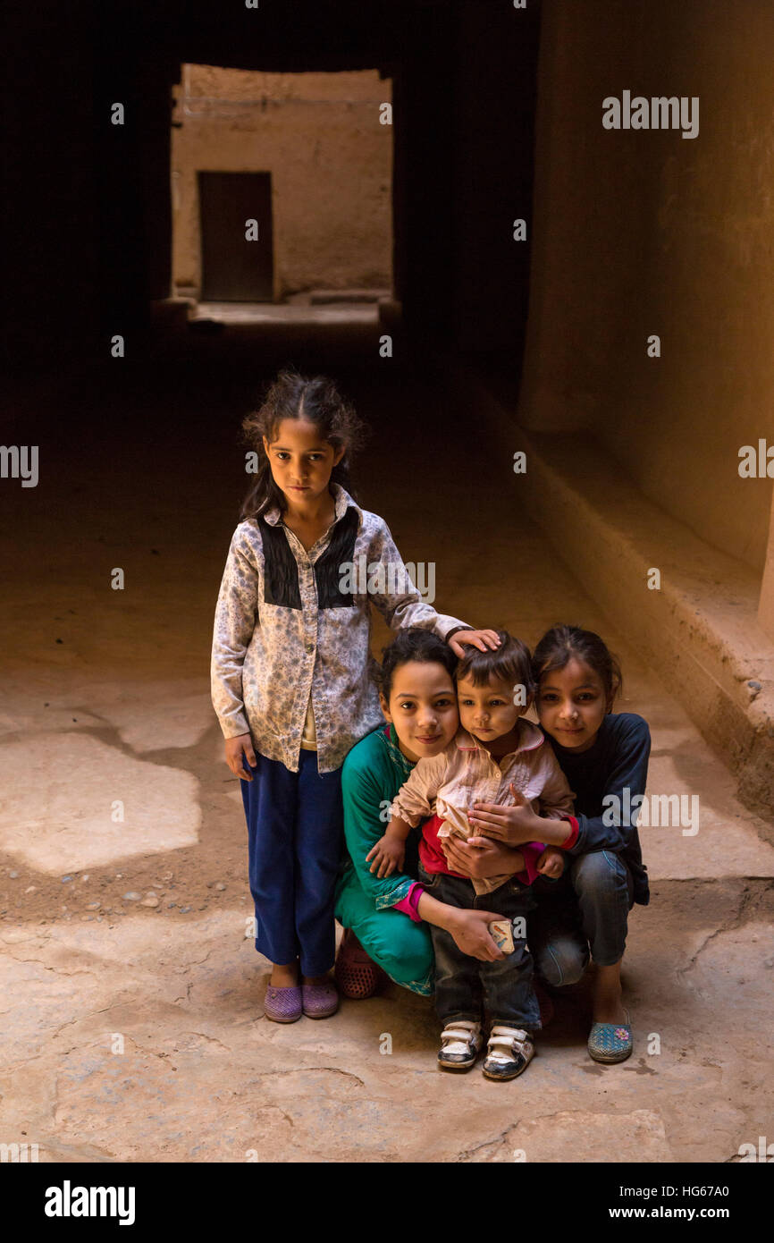 Ksar Elkhorbat, Marocco. Giovane berbero ragazze, pre-adolescenti. Foto Stock