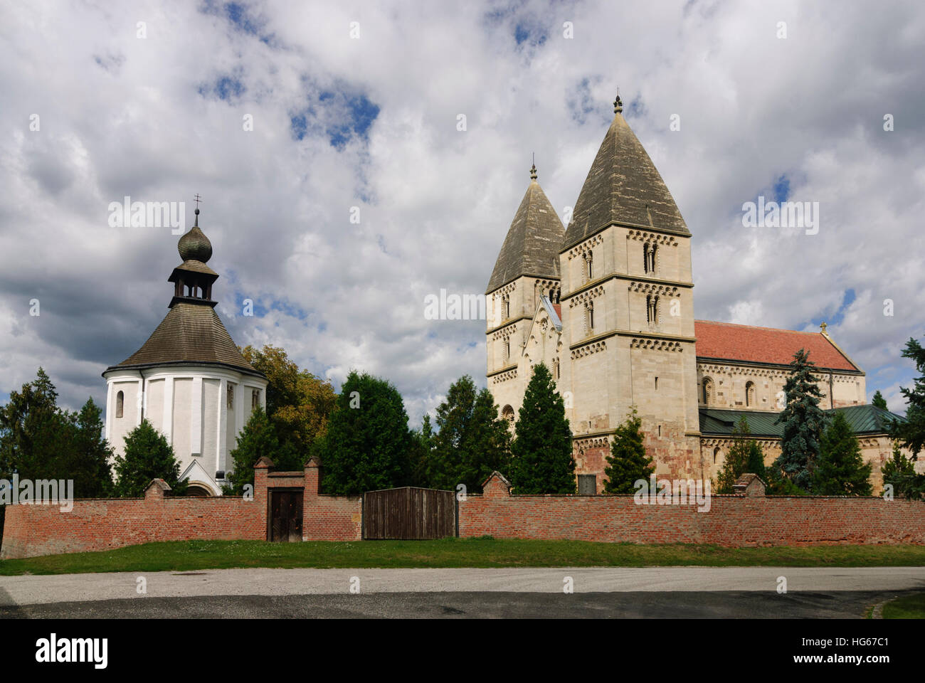 Jak: chiesa romanica e st Jacob's Chapel (sinistra), , Vas, Ungheria Foto Stock