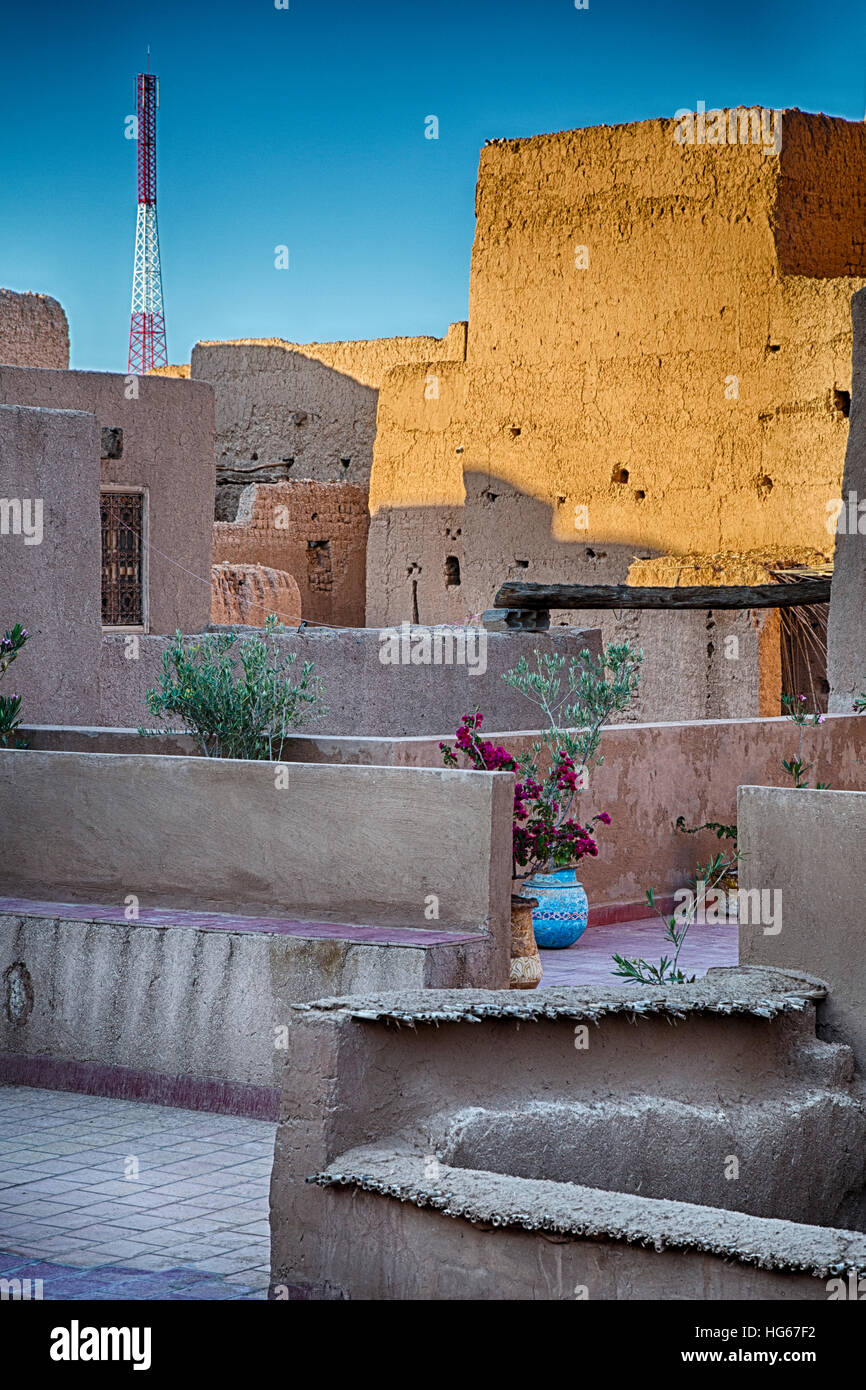 Ksar Elkhorbat, Marocco. Tetto della casbah, Telefono Cellulare torre in distanza. Foto Stock