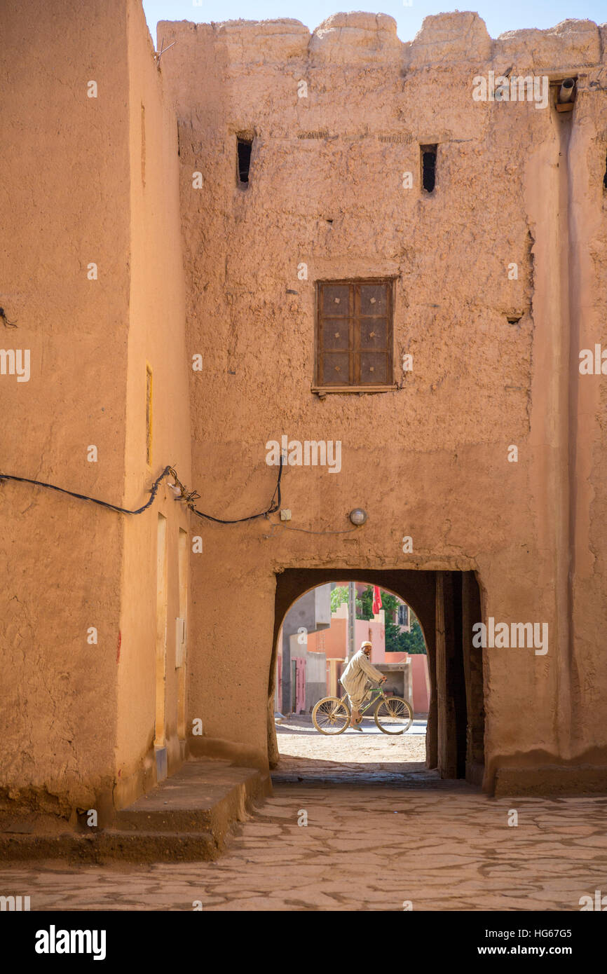 Ksar Elkhorbat, Marocco. Guardando attraverso la porta di uscita della casbah in strada al di là. Foto Stock