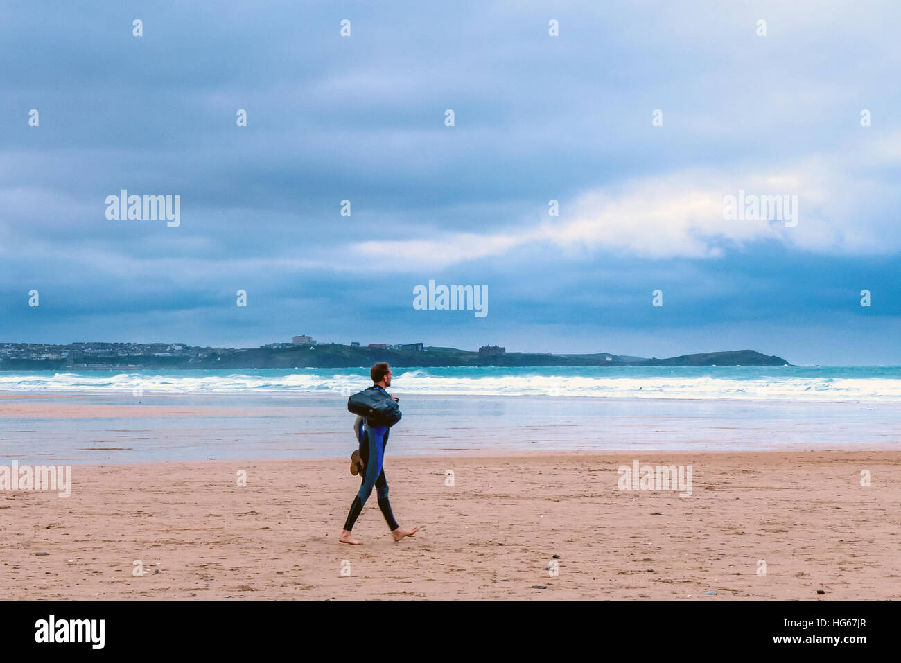 Surfer sulla spiaggia in Cornovaglia Foto Stock