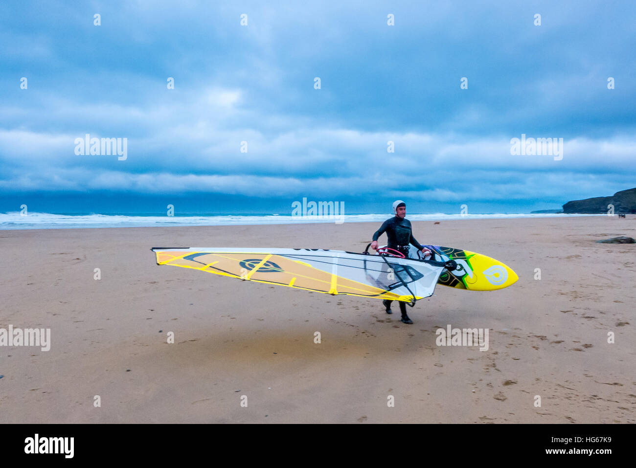 Surfer sulla spiaggia in Cornovaglia Foto Stock