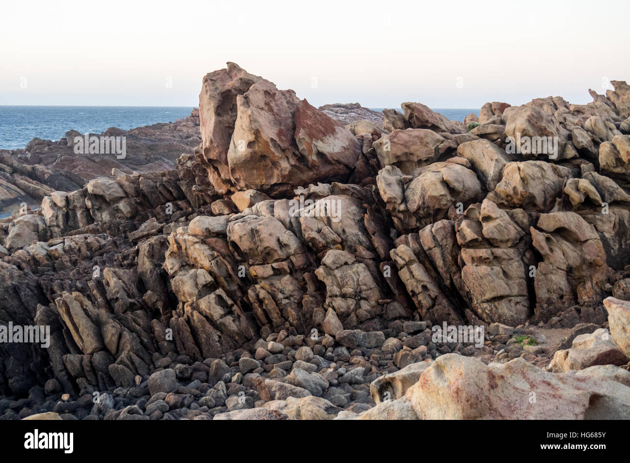 Un affioramento roccioso di weathered di roccia di granito a Canal rocce, Yallingup, Western Australia. Foto Stock