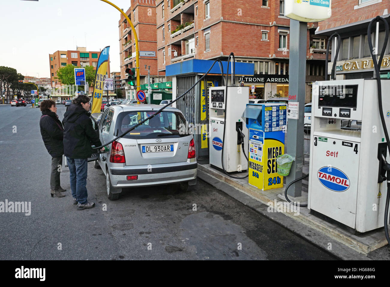 Stazione di benzina a roma fornito da Tamil, un olio italiano azienda Foto Stock