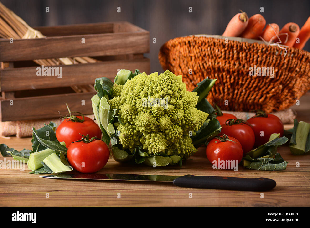 Cavolfiore con altre verdure sul tavolo di legno Foto Stock