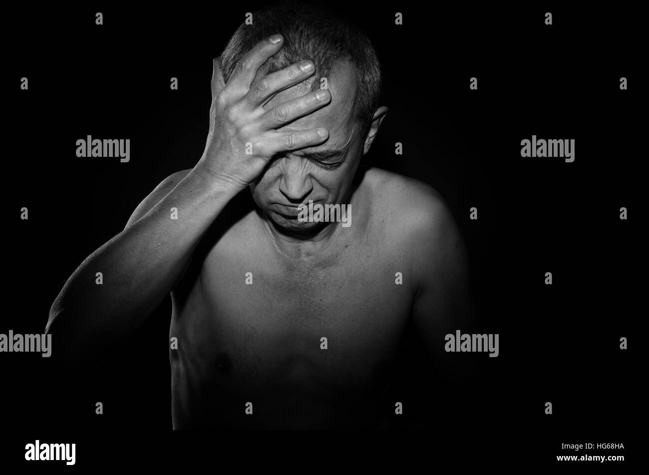 Una persona vive una grave cefalea. Foto Stock