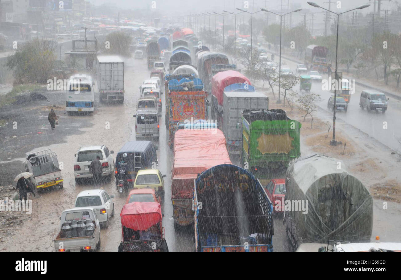 Rawalpindi, Pakistan. 4 gennaio, 2017. Veicoli bloccata in posizione in griglia durante la pioggia a Rawalpindi Mercoledì, 04 gennaio 2017. Credito: Asianet-Pakistan/Alamy Live News Foto Stock
