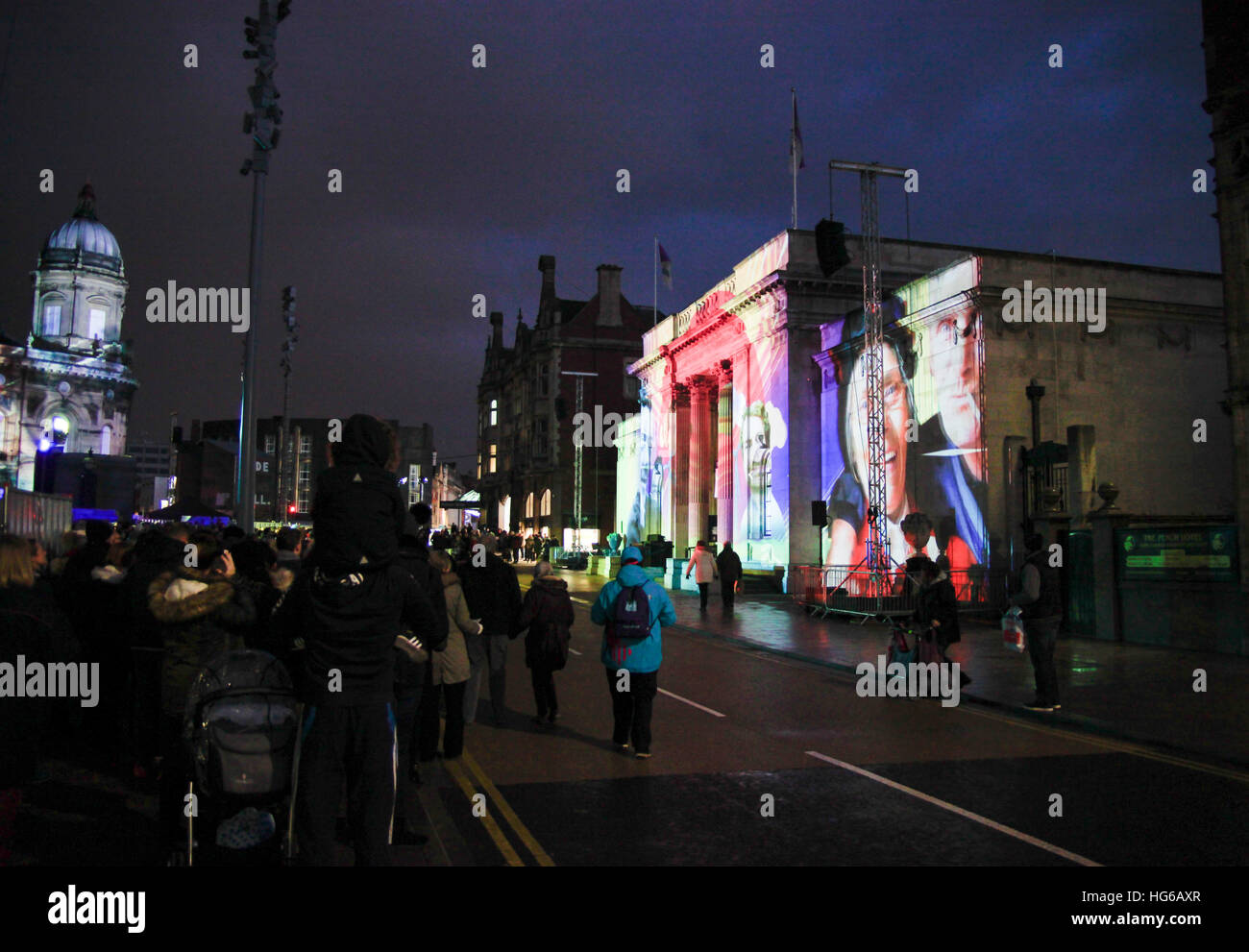 Hull, Regno Unito. 4 gennaio, 2017. Hull UK Città della cultura 2017 fatta a Hull in apertura dell'evento mostra la proiezione di film sulla Galleria Ferens Queen Victoria Square 4 gennaio, 2017. Credito: Trevor R A Dingle/Alamy Live News Foto Stock
