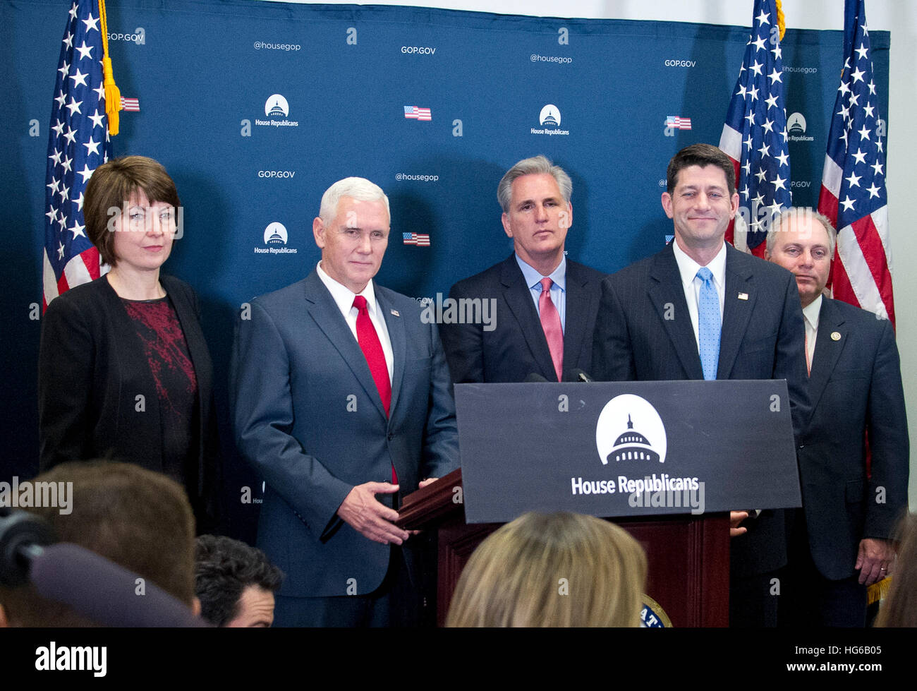 Washington, Stati Uniti d'America. 04 gen 2017. Stati Uniti Casa Leadership repubblicana parla ai giornalisti dopo un incontro con noi Vice presidente-eletto Mike pence su i loro piani di abrogare la cura conveniente agire (ACA) nel Campidoglio di Washington il mercoledì 4 gennaio, 2017. Credito: dpa picture alliance/Alamy Live News Foto Stock
