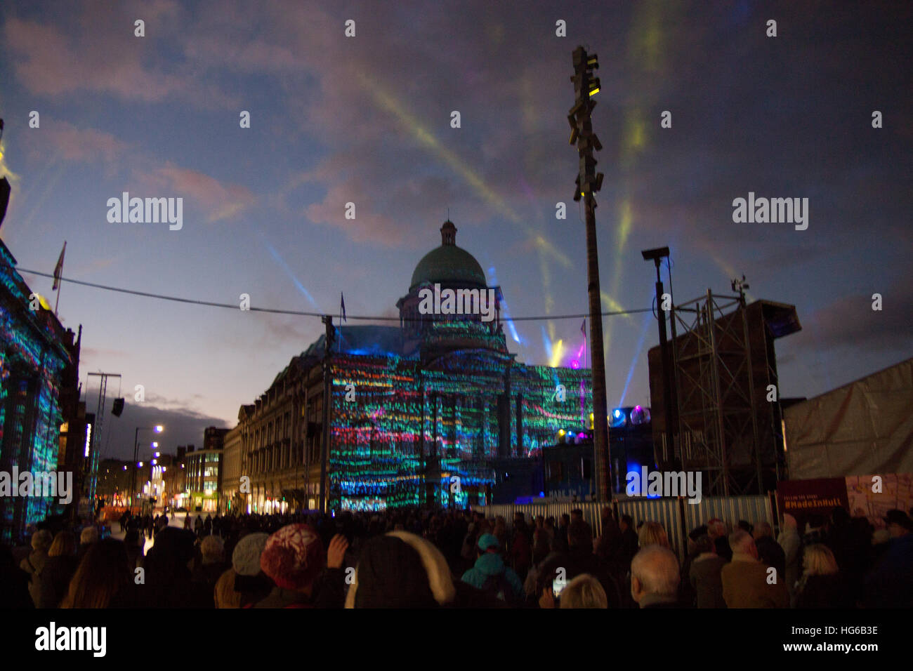 Hull, Regno Unito. 4 gennaio 2017. hull uk città della cultura 2017 fatta a Hull in apertura dell'evento mostra proiezioni su edifici pubblici Queen Victoria Square 4 gennaio, 2017. Credito: Trevor r a dingle/alamy live news Foto Stock