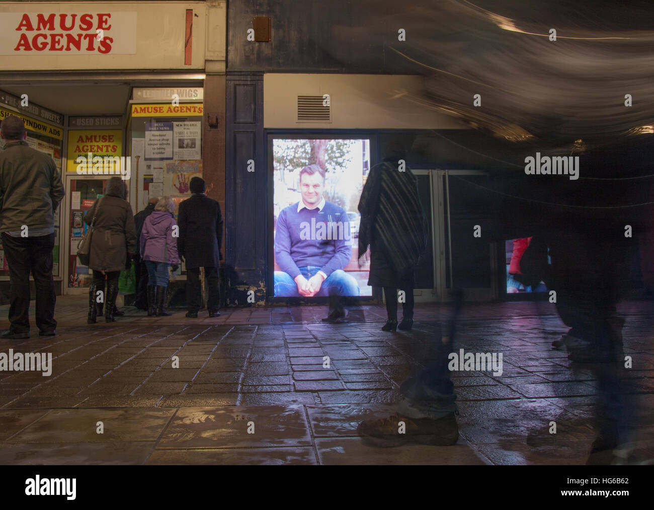 Hull, Regno Unito. 4 gennaio, 2017. Hull UK Città della cultura 2017 fatta a Hull in apertura dell'evento mostra le persone che ricercano le installazioni in vacante negozi Whitefriargate scafo 4 gennaio 2017 Credit: Trevor R A Dingle/Alamy Live News Foto Stock