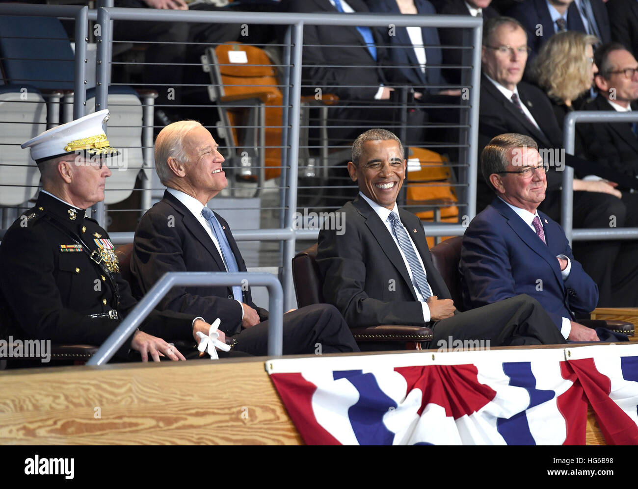 Washington, DC, Stati Uniti d'America. 4 gennaio, 2017. Stati Uniti Il presidente Barack Obama(2 R), Vice presidente Joe Biden(2 L), Joint Chiefs Presidente gen. Giuseppe Dunford(1L), e il Segretario della Difesa di Carter di cenere(1R), partecipare a una delle Forze Armate pieno onore Cerimonia di congedo per il presidente a base comune Myer-Henderson in Washington, DC, Stati Uniti a Gennaio 4, 2017. © Yin Bogu/Xinhua/Alamy Live News Foto Stock