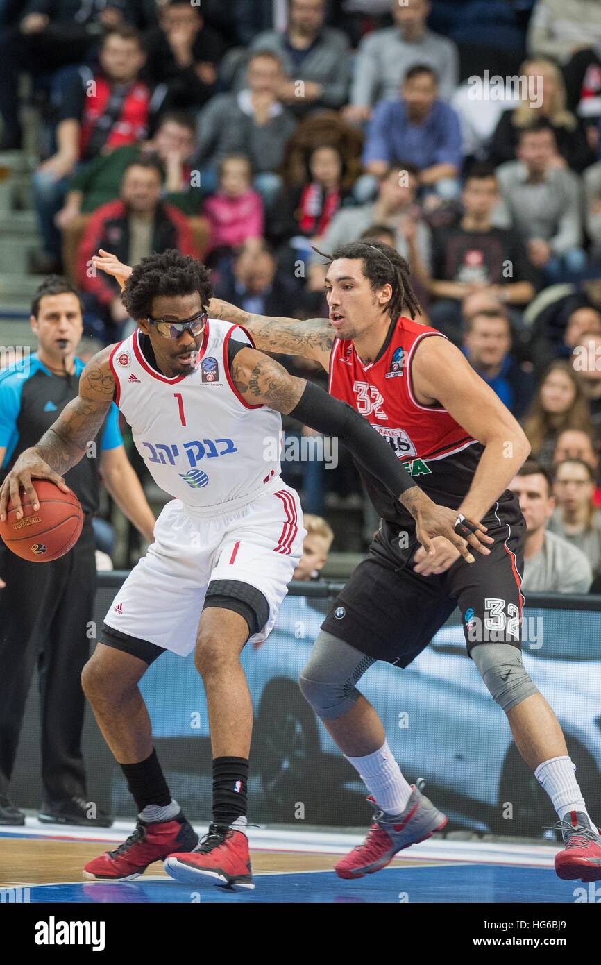 Vilnius, Lituania. 4 gennaio, 2017. Amar"e Stoudemire (L) di Israele la banca Hapoel Gerusalemme Yahav compete durante il 2016/2017 EuroCup di stagione regolare corrispondenza tra la Lituania Lietuvos rytas pubblicava Vilnius e Israele Banca Hapoel Yahav Gerusalemme a Vilnius, Lituania, gen. 4, 2017. Lietuvos rytas pubblicava Vilnius perso 76-80. © Alfredas Pliadis/Xinhua/Alamy Live News Foto Stock