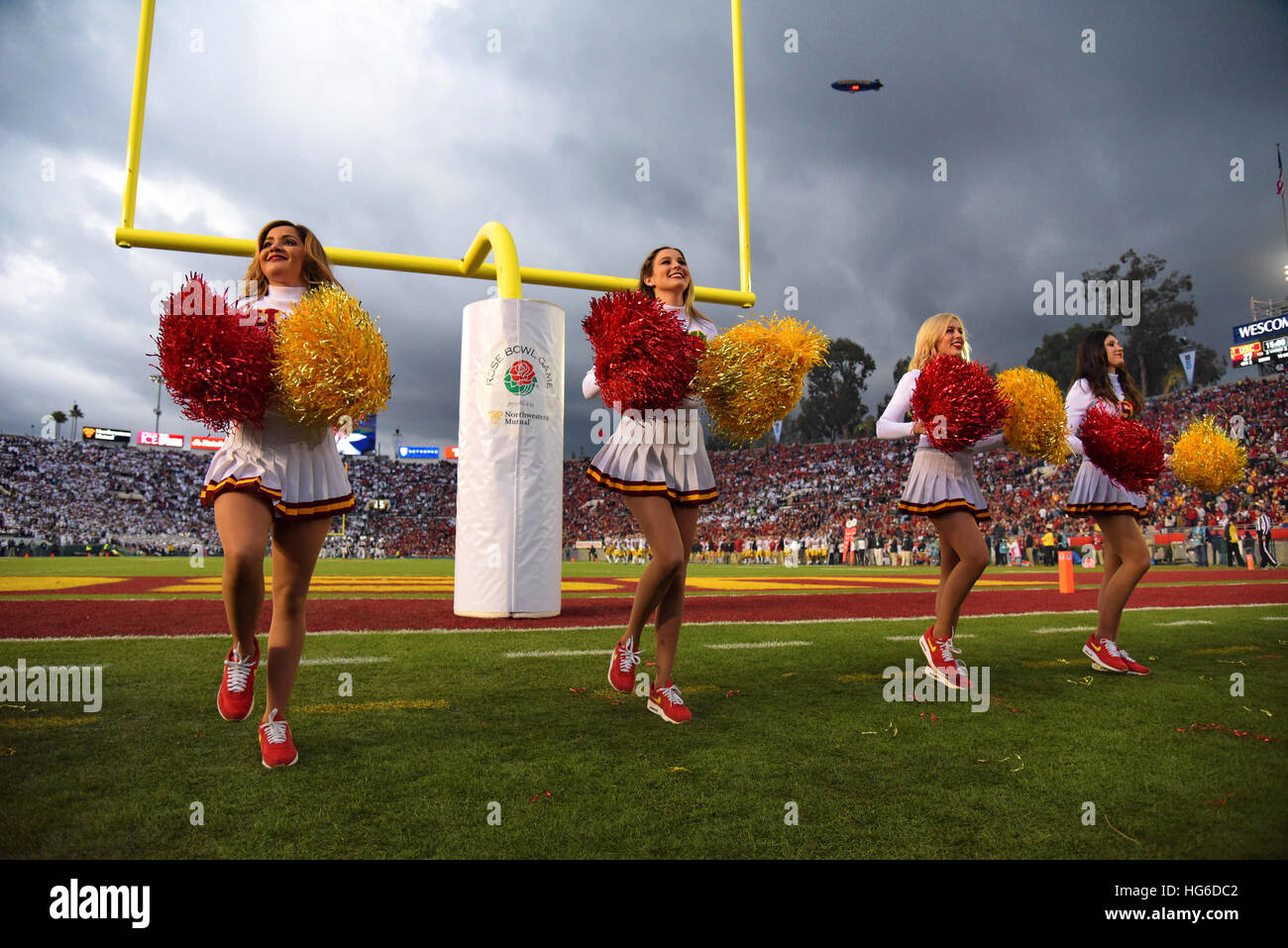 Pasadena, California, Stati Uniti d'America. Il 2 gennaio, 2017. Cheerleaders USC Trojans in azione durante una emozionante vittoria 52-49 sopra la Penn State Nittany Lions nel 103 Rose Bowl gioco di Pasadena, CA. © Giovanni Pyle/ZUMA filo/Alamy Live News Foto Stock