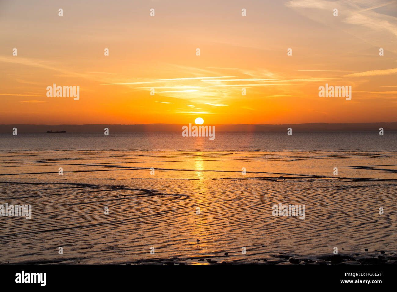 St Brides, Wales, Regno Unito. 5 gennaio 2017. Alba sul Canale di Bristol dopo la notte più freddi dell'inverno finora, oggi 5 gennaio 2017. Temperature oscillato intorno -3,5 gradi centigradi questa mattina vicino a St Brides, nel Galles del Sud. © Chris Stevenson/Alamy Live News Foto Stock