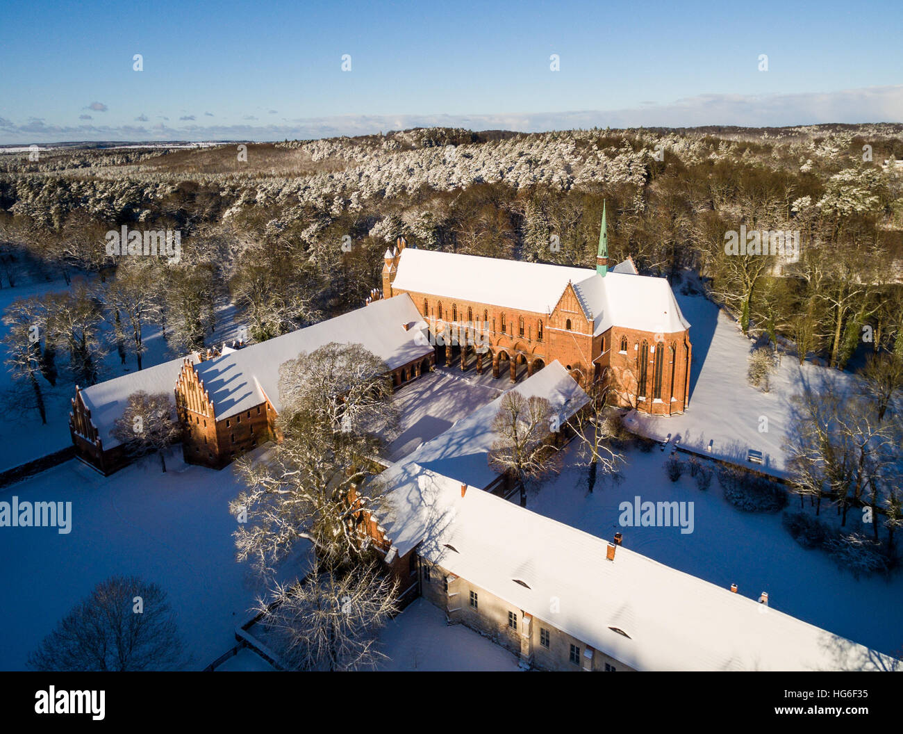 Chorin, Germania. 05 gen 2017. Una veduta aerea di un chiostro a Chorin, Germania, 05 gennaio 2017. Il chiostro è sia un patrimonio religioso e culturale sito in stato tedesco del Brandeburgo. Fu costruita tra il 1270 e il 1300 CE e incorpora sia romano e medio orientale influenze architettoniche in una prevalenza di stile gotico. Foto: Patrick Pleul/dpa-Zentralbild/dpa/Alamy Live News Foto Stock