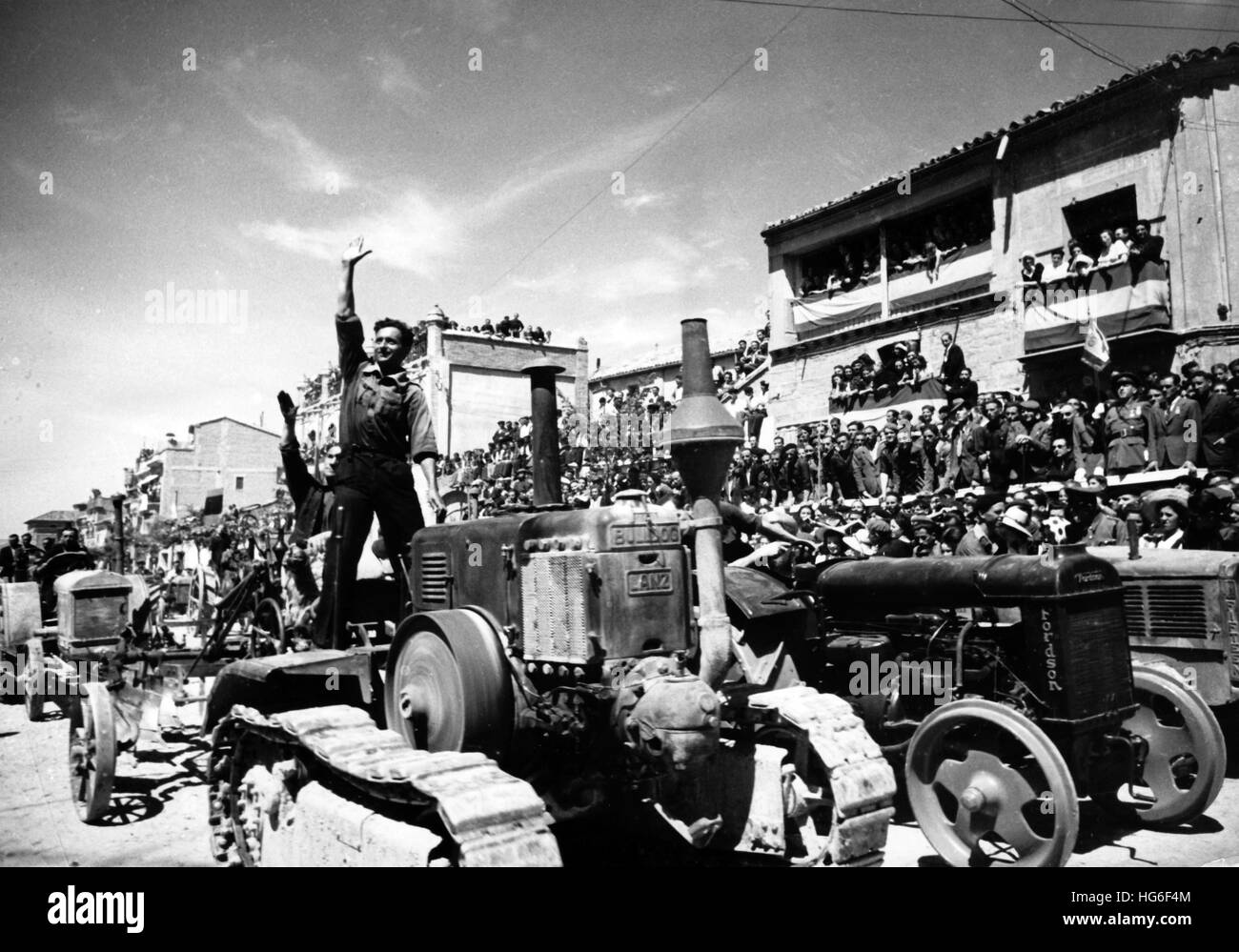 La foto della propaganda nazista mostra gli agricoltori che si trovano sui trattori di fronte al dittatore spagnolo Franco durante una sfilata in occasione dell'inaugurazione di una diga sul fiume Aragón in Spagna, il 1942 giugno. Fotoarchiv für Zeitgeschichtee - NESSUN SERVIZIO DI CABLAGGIO - | utilizzo in tutto il mondo Foto Stock