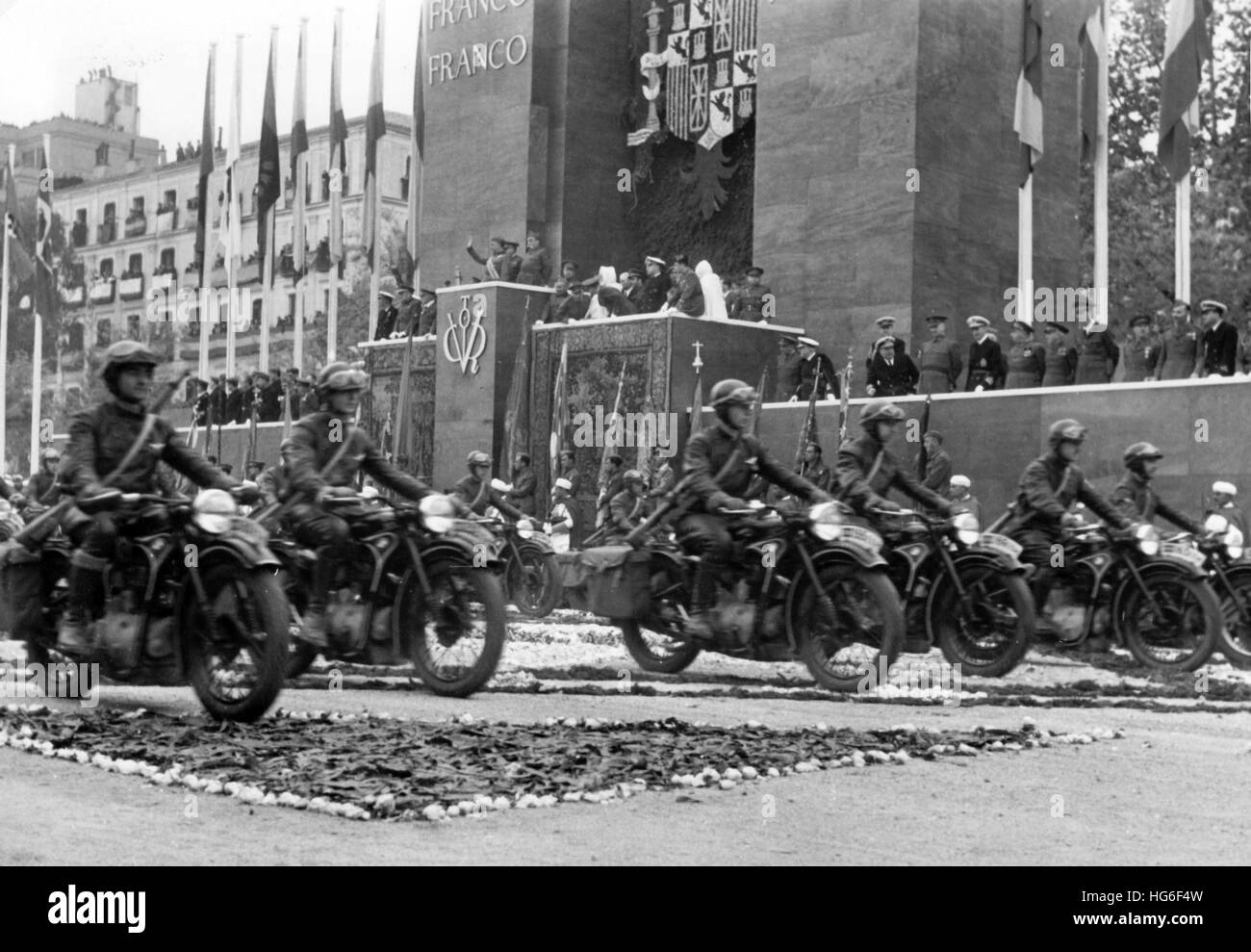 L'immagine della propaganda nazista mostra la marcia di automobilisti volontari sull'occassione della grande parata di vittoria dopo l'acquisizione di Franco a Madrid, Spagna, maggio 1939. Fotoarchiv für Zeitgeschichtee - NESSUN SERVIZIO DI CABLAGGIO - | utilizzo in tutto il mondo Foto Stock