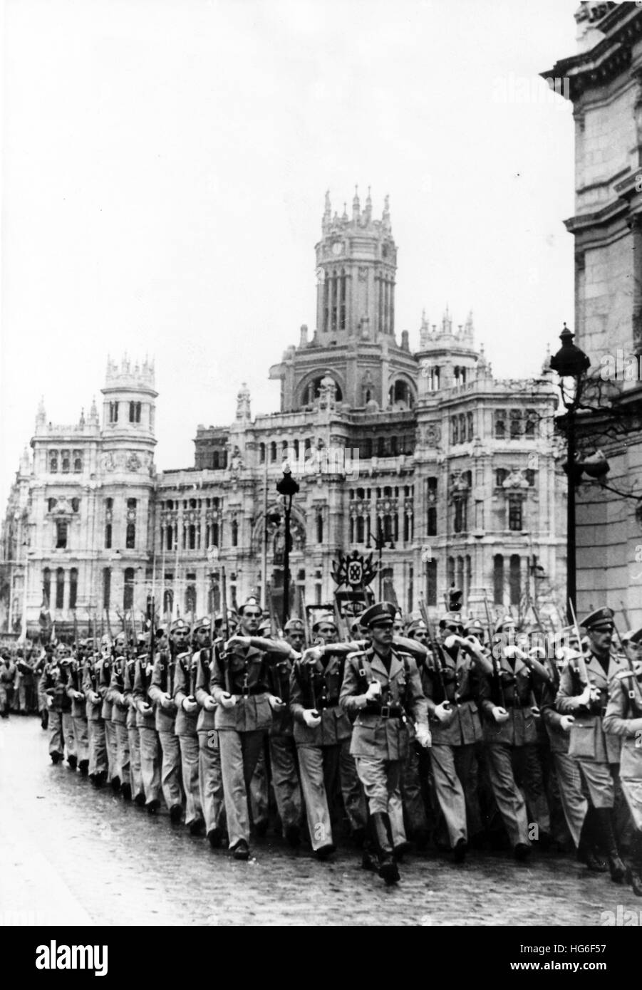 L'immagine della propaganda nazista mostra una parata militare in occasione dell'anniversario della vittoria delle truppe francos durante la guerra civile spagnola a Madrid, Spagna, aprile 1941. Fotoarchiv für Zeitgeschichtee - NESSUN SERVIZIO DI CABLAGGIO - | utilizzo in tutto il mondo Foto Stock