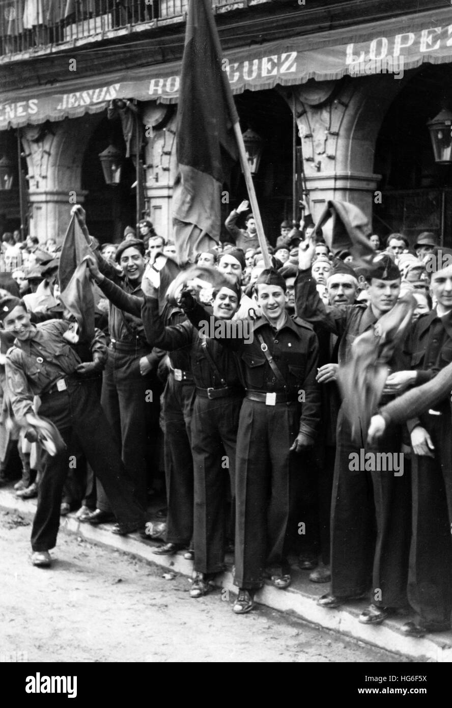 La foto della propaganda nazista mostra i fascisti Falange che celebrano la visita dell'ambasciatore tedesco Wilhelm Faupel alla Plaza Mayor di Salamanca, Spagna, 04 marzo 1937. Fotoarchiv für Zeitgeschichtee - NESSUN SERVIZIO DI CABLAGGIO - | utilizzo in tutto il mondo Foto Stock