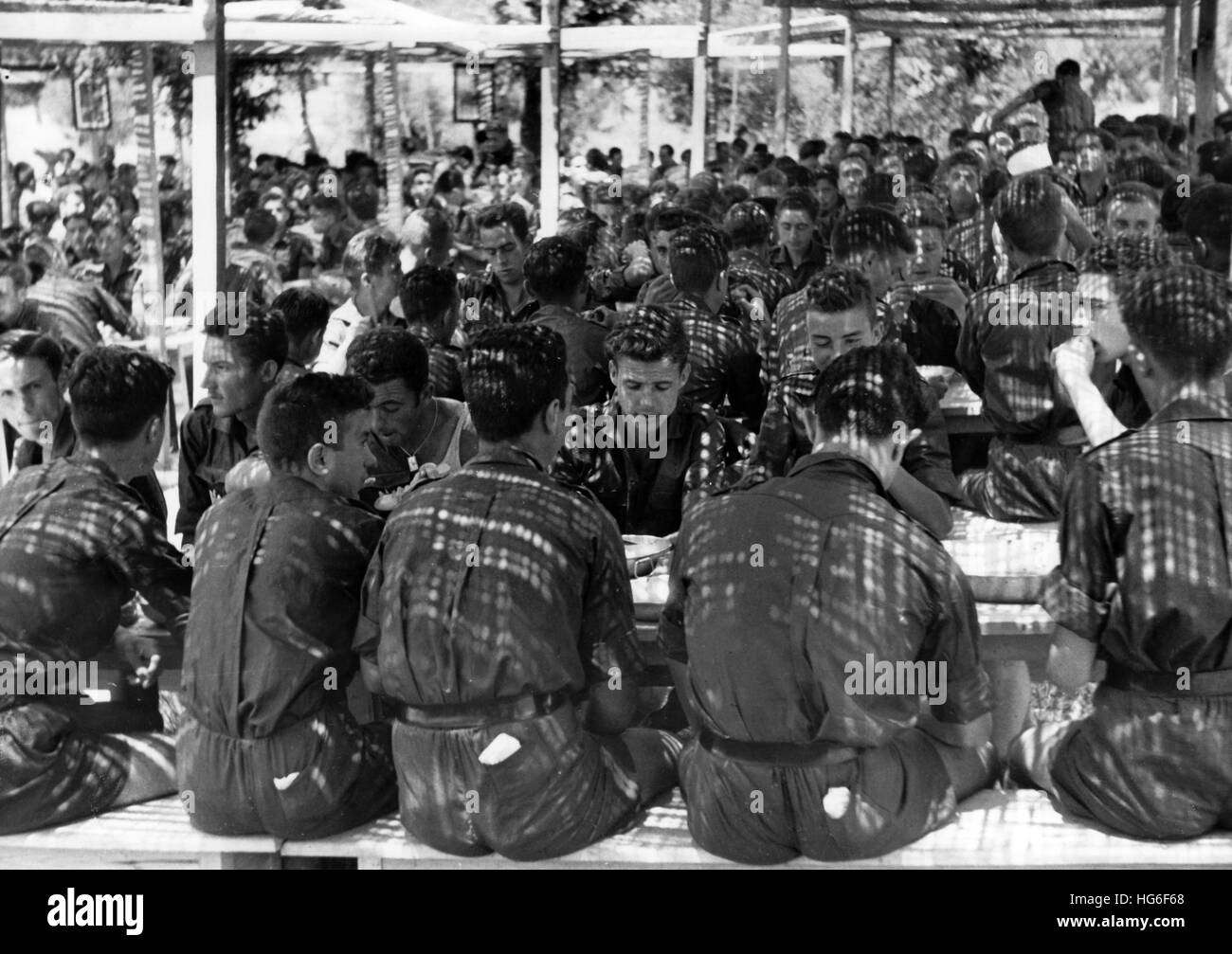 La foto della propaganda nazista mostra i giovani a pranzo in un campo estivo della Gioventù Falange in Spagna nel 1942. Fotoarchiv für Zeitgeschichtee - NESSUN SERVIZIO DI CABLAGGIO - | utilizzo in tutto il mondo Foto Stock