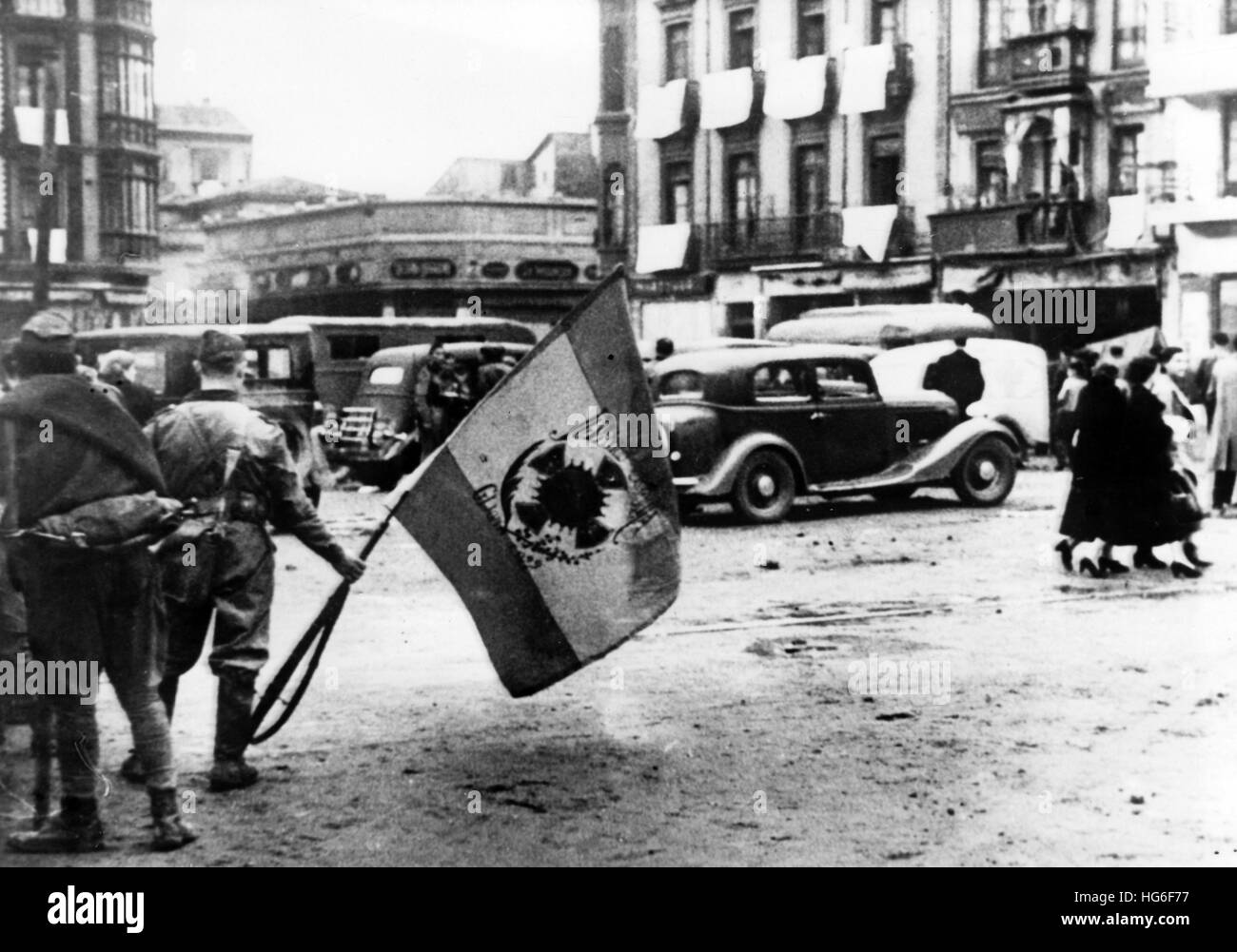 La foto della propaganda nazista mostra come le truppe di Francos occupano la città di Gijón, Spagna, novembre 1937. I panni bianchi appendono dalle finestre sullo sfondo simbolizzando la resa. Fotoarchiv für Zeitgeschichtee- NO WIRE SERVICE - | usage worldwide Foto Stock