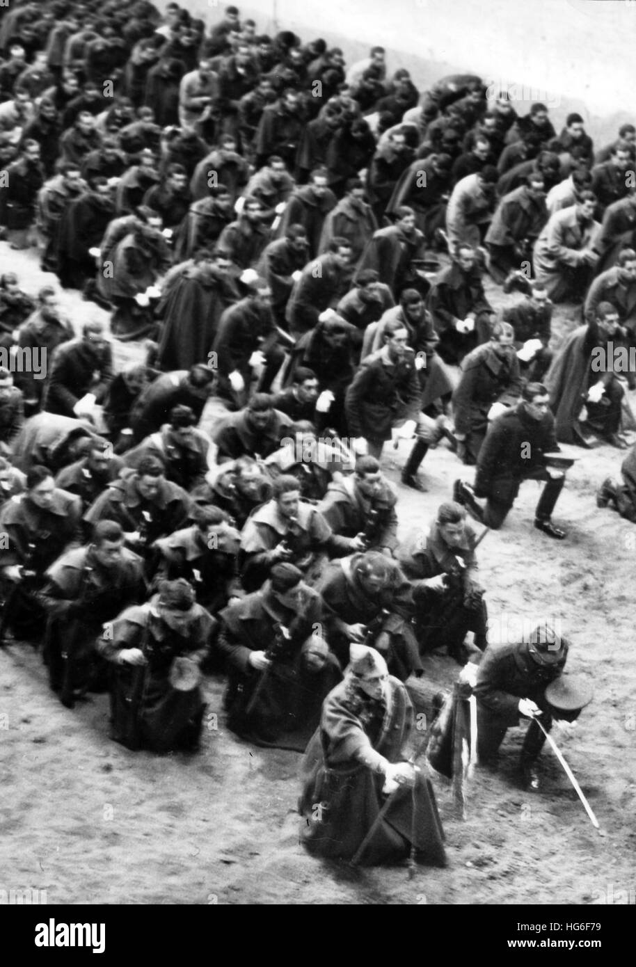 La foto della propaganda nazista mostra la cerimonia di giuramento di nuovi ufficiali per le truppe Francos a Burgos, Spagna, dicembre 1936. Fotoarchiv für Zeitgeschichtee - NESSUN SERVIZIO DI CABLAGGIO - | utilizzo in tutto il mondo Foto Stock